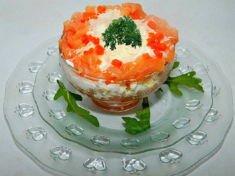 Слоеный салат с лососем